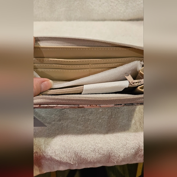 NINE WEST WALLET - Picture 3 of 4